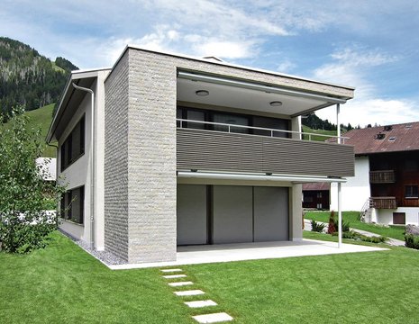 Breitenstein AG, Fassade, Calanca Gneis